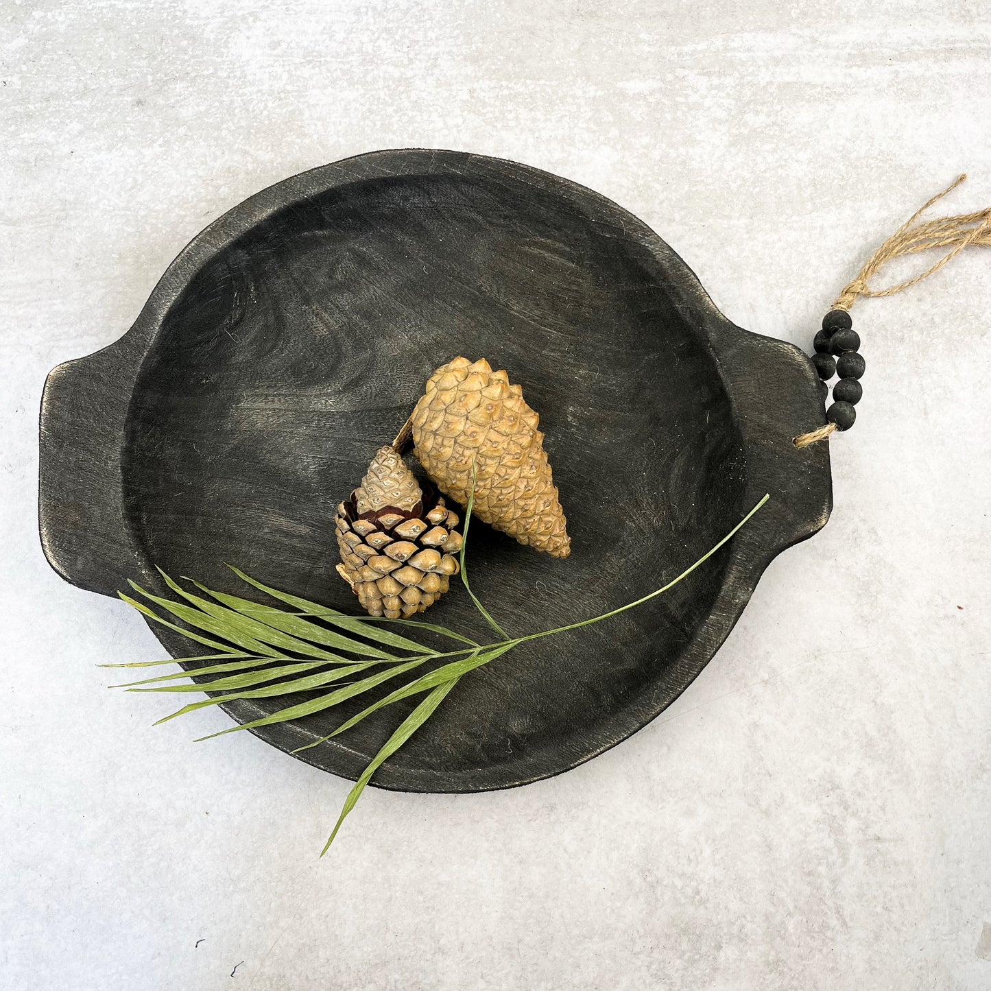 BANDEJA MADERA NEGRA CON DETALLE CUENTAS - Casa CMK