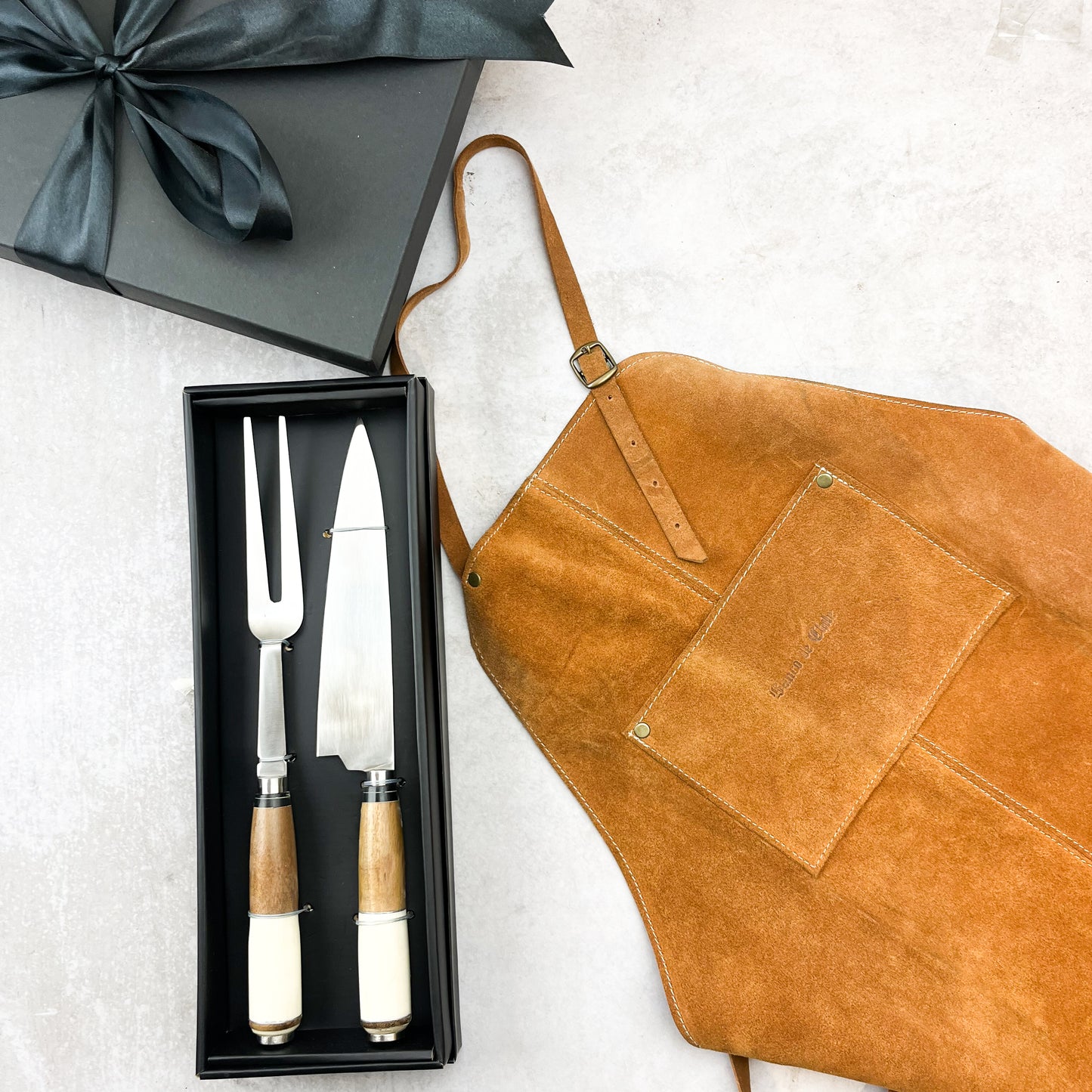 CAJA PECHERA CUERO + SET ASADO HUESO MADERA - Casa CMK