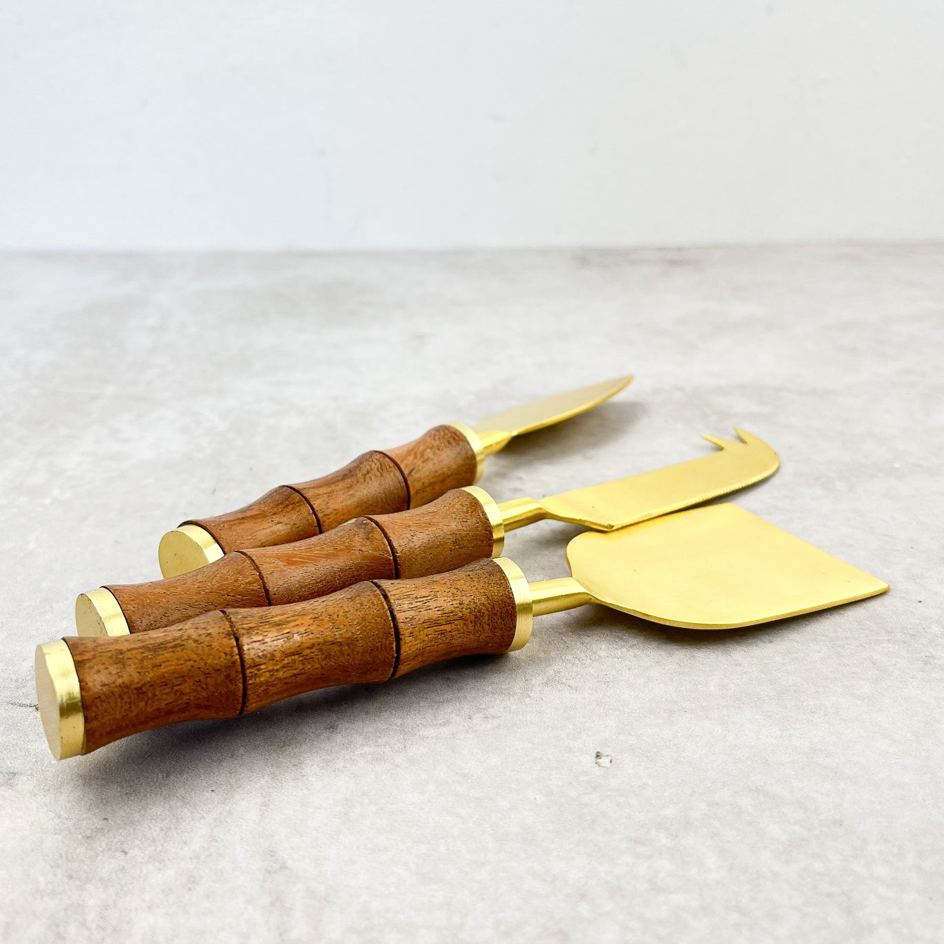 SET CUCHILLOS QUESO BAMBU DORADOS