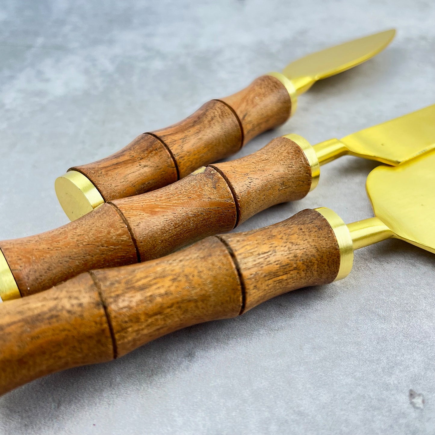 SET CUCHILLOS QUESO BAMBU DORADOS