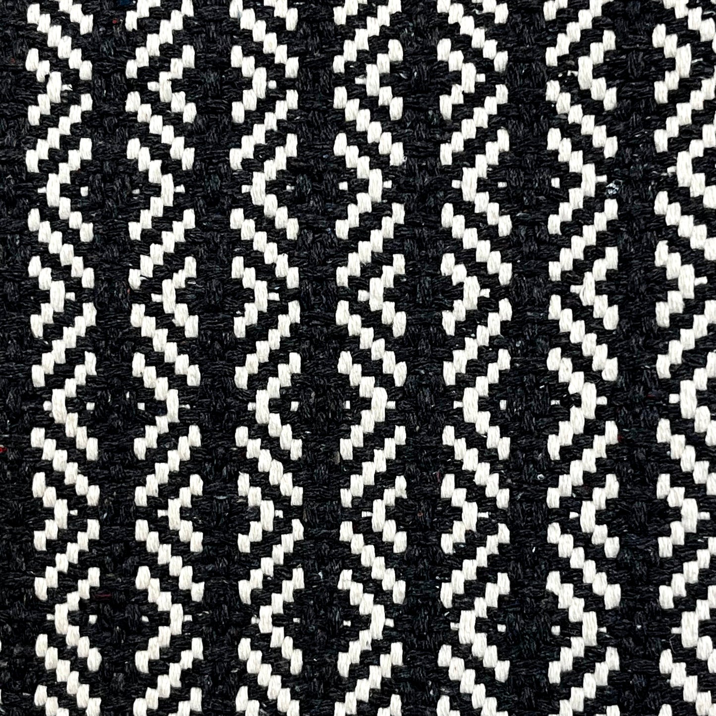 PIECERA NEGRA Y BLANCA CON BORLAS MARU - Casa CMK