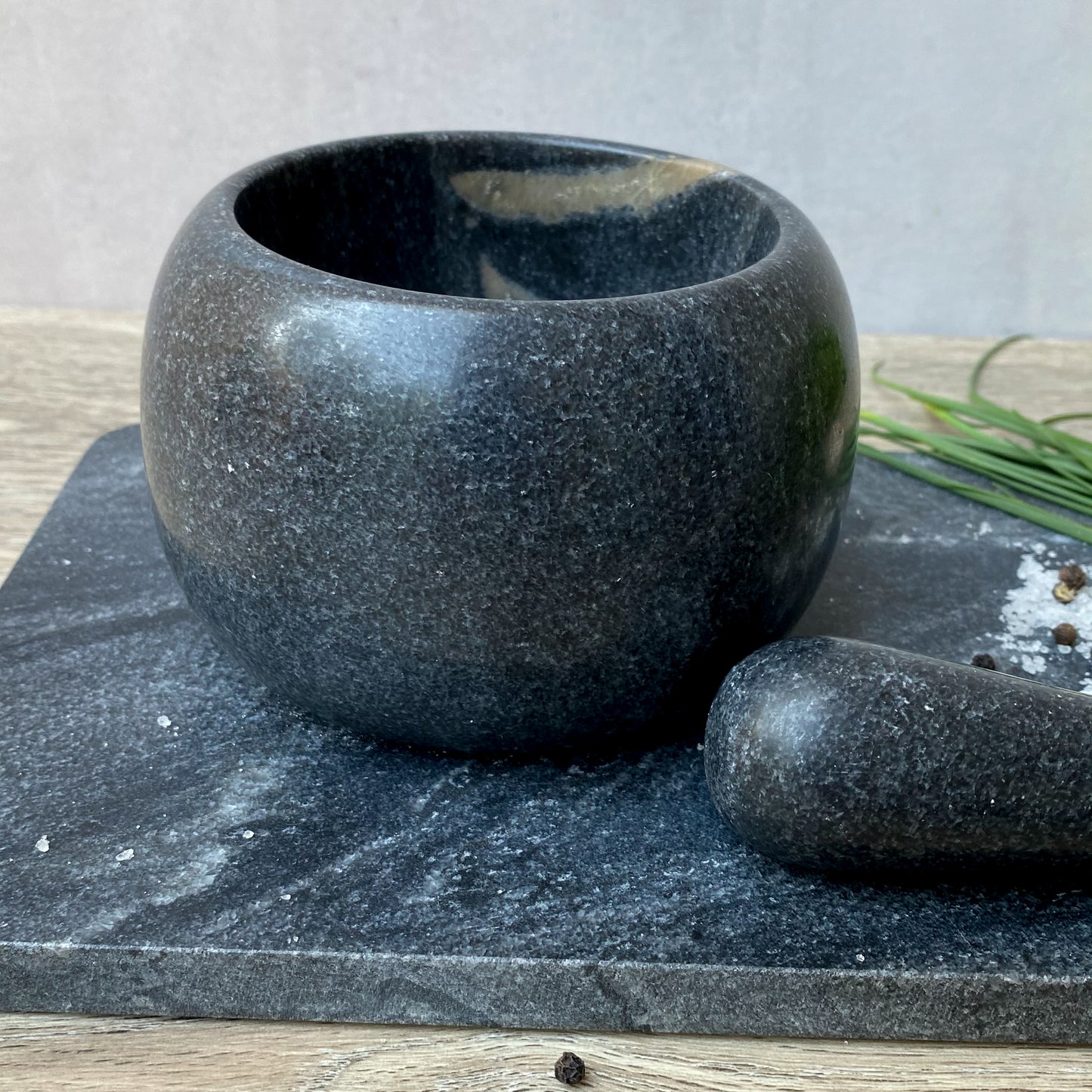 TABLA DE MARMOL NEGRO CON MORTERO Y TOQUES DE MADERA - Concepto MK