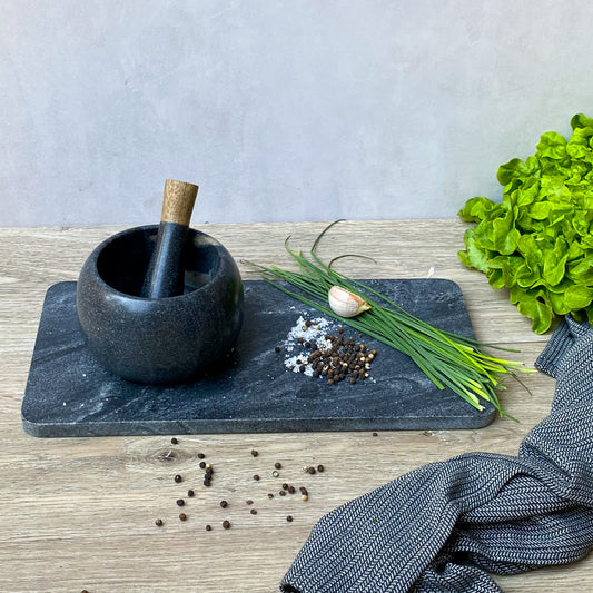 TABLA DE MARMOL NEGRO CON MORTERO Y TOQUES DE MADERA - Concepto MK