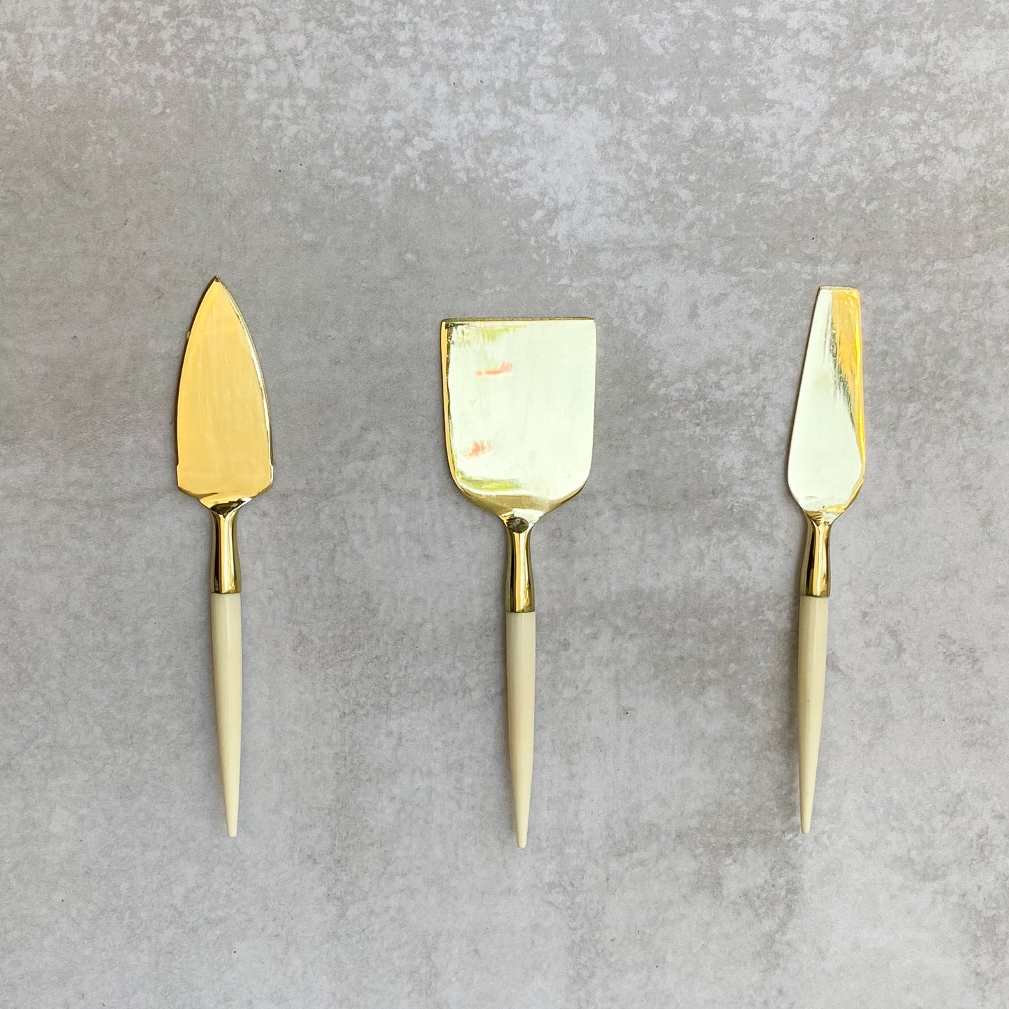 3 ACCESORIOS PARA QUESO DORADO RESINA - Concepto MK