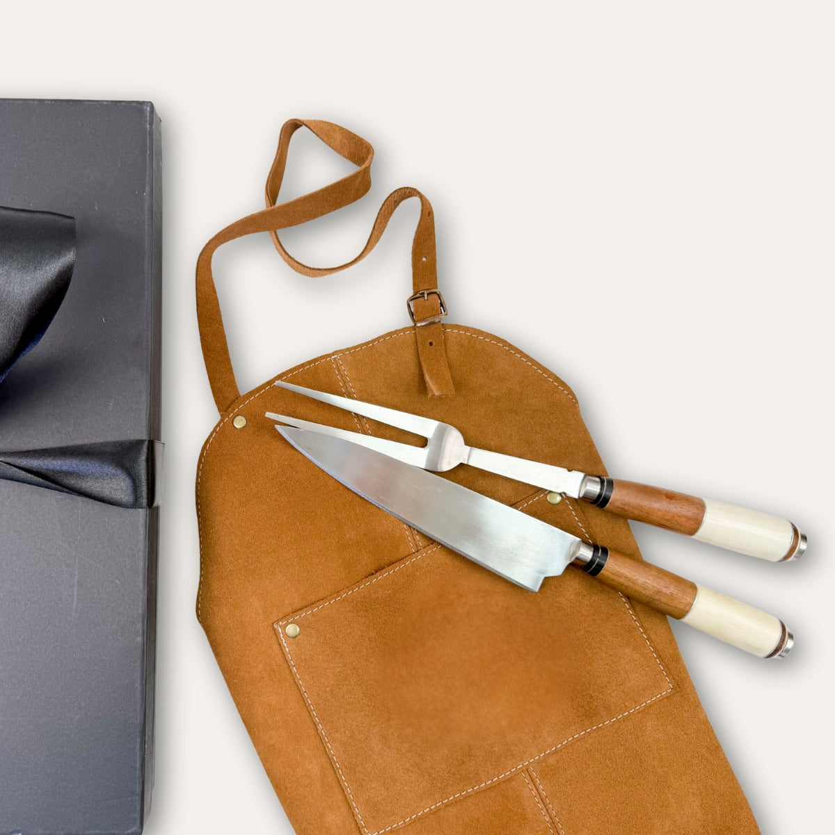 CAJA PECHERA CUERO + SET ASADO HUESO MADERA - Casa CMK