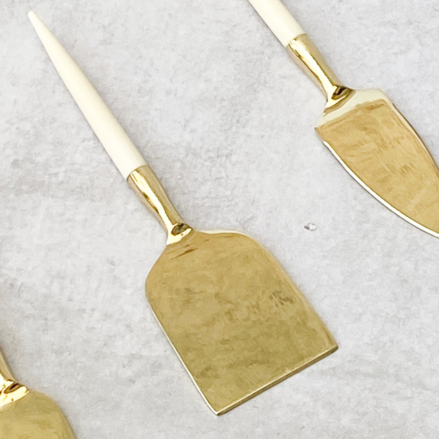 3 ACCESORIOS PARA QUESO DORADO RESINA - Concepto MK